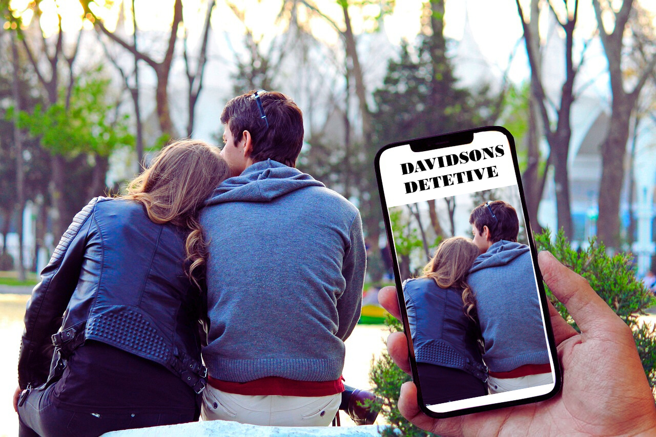 Imagem ilustrativa de infidelidade conjugal, mostrando um casal distanciado.